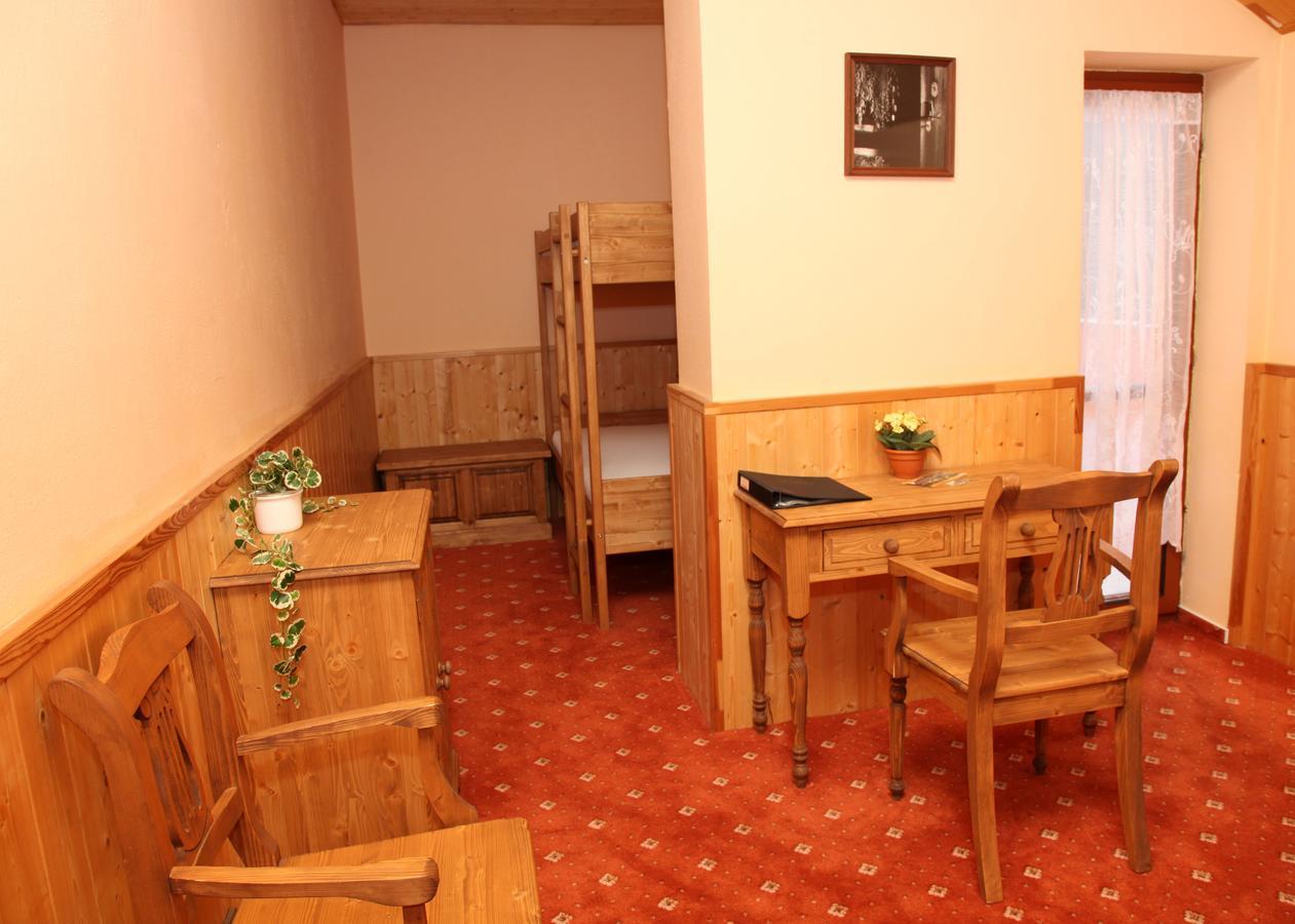 מוסט Garni Hotel Asas*** מראה חיצוני תמונה