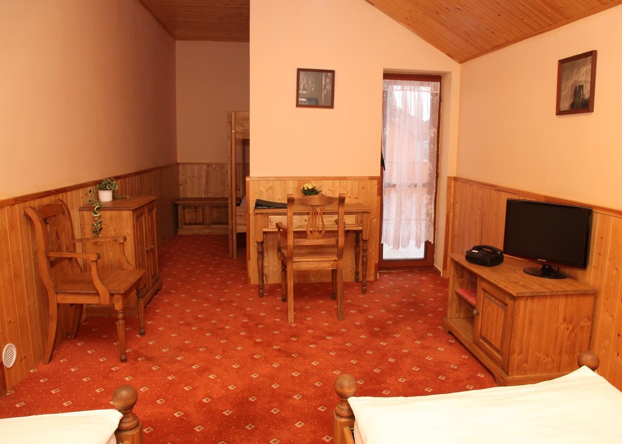 מוסט Garni Hotel Asas*** מראה חיצוני תמונה