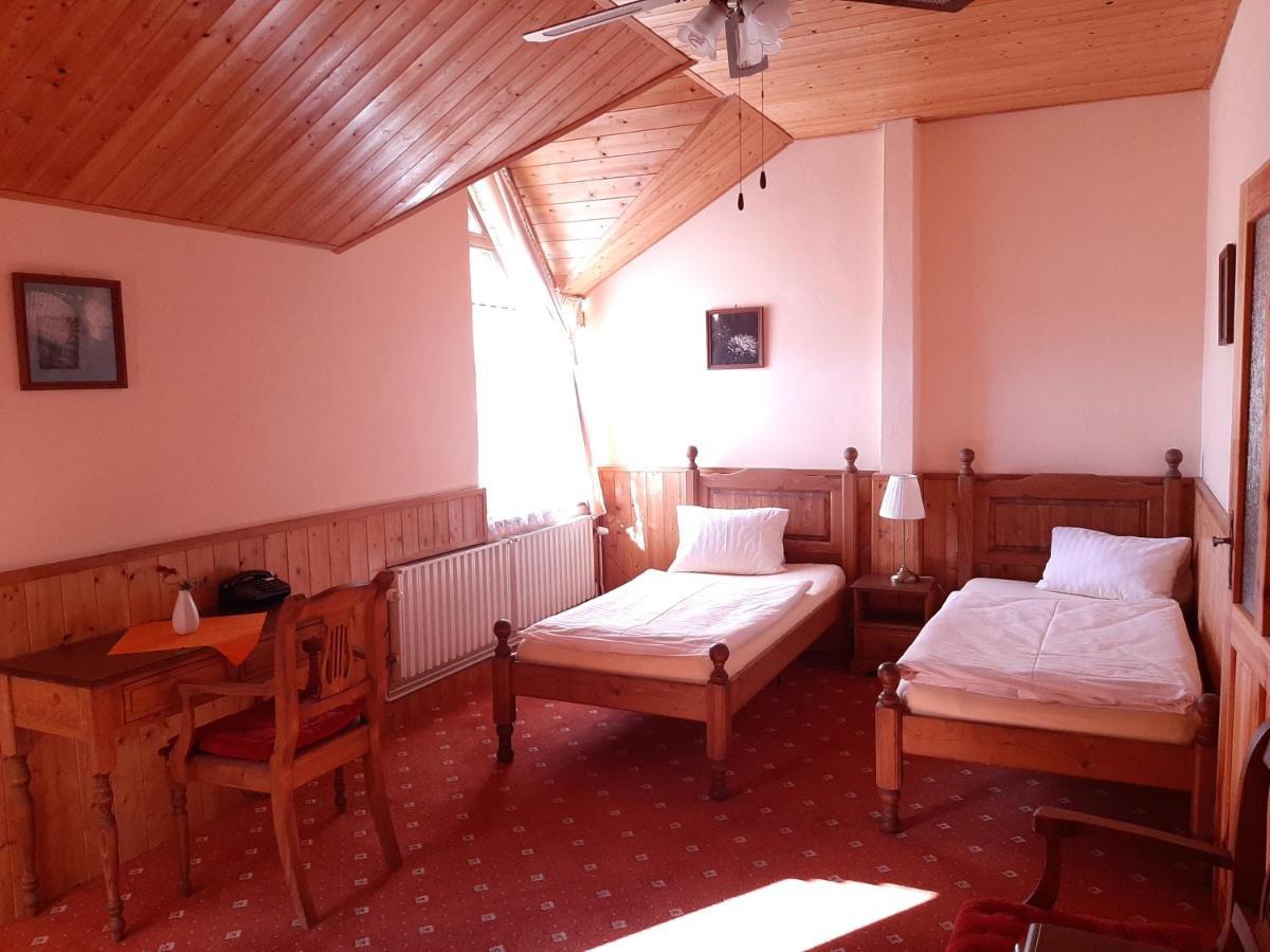 מוסט Garni Hotel Asas*** מראה חיצוני תמונה